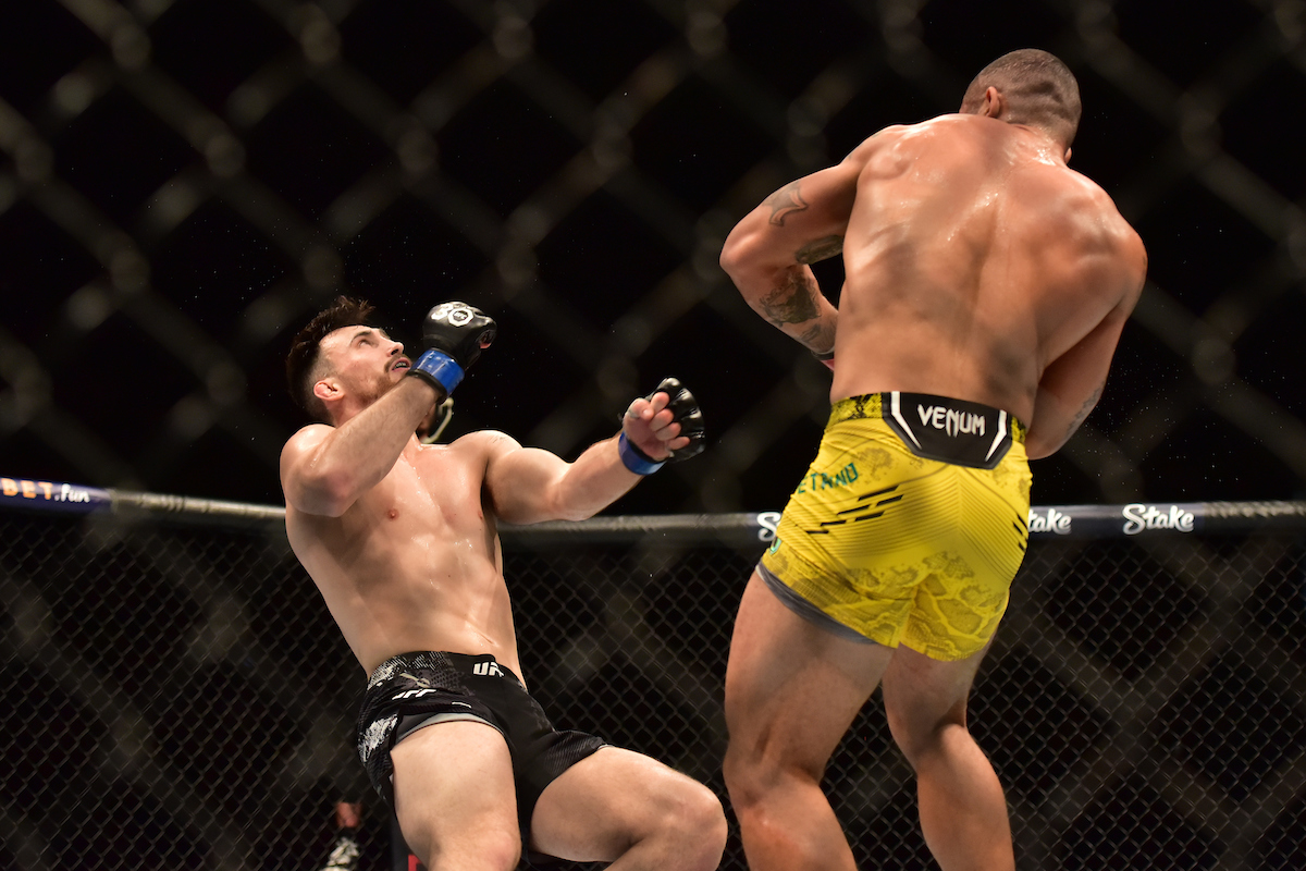 Vitor Petrino nocauteou Modestas Bukauskas no UFC São Paulo.