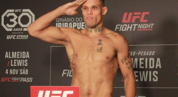 Caio Borralho exalta período de treinos com Strickland, algoz de seu rival no UFC SP