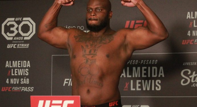 Uh, vai morrer? Derrick Lewis ironiza grito hostil dos fãs brasileiros: “Não vou entender”