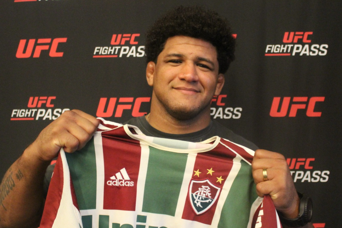 Gilbert Durinho posa com a camisa do Flu, seu clube de coração