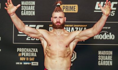 Jiri Prochazka passa pela balança na pesagem oficial do UFC 295