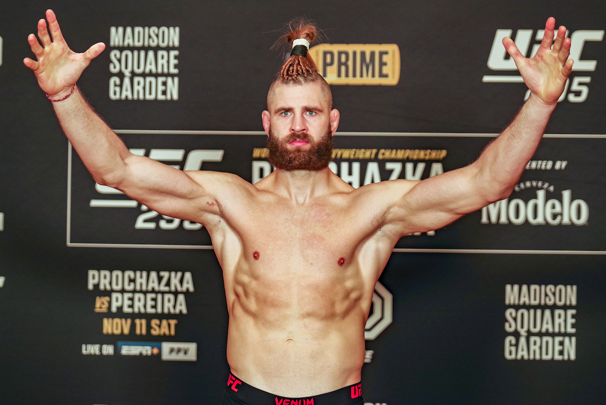 Jiri Prochazka passa pela balança na pesagem oficial do UFC 295