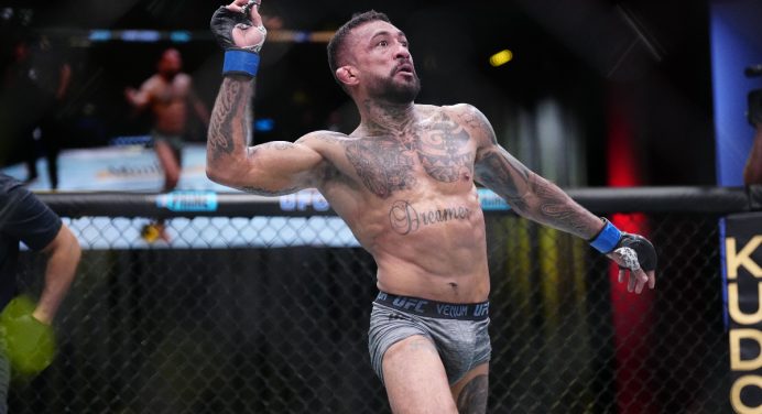 De virada, Joanderson Tubarão finaliza rival e amplia boa fase no UFC