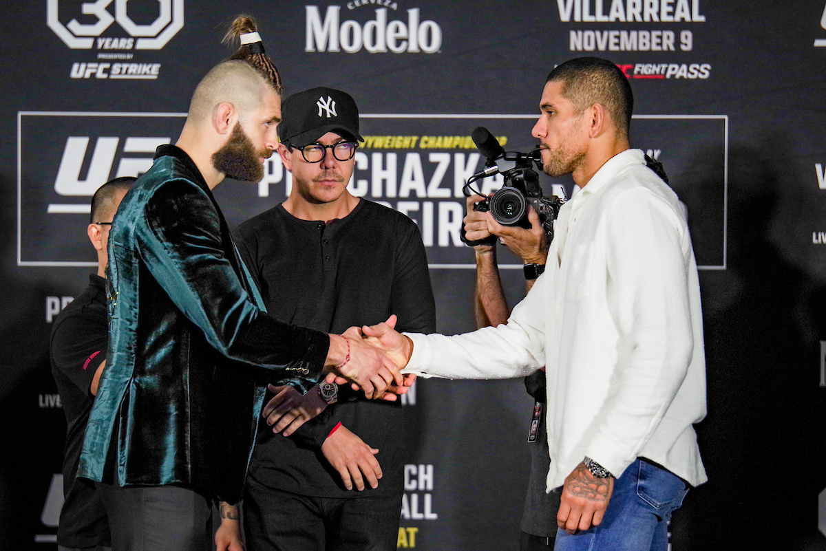 Prochazka e Poatan se cumprimentam na coletiva de imprensa do UFC 295