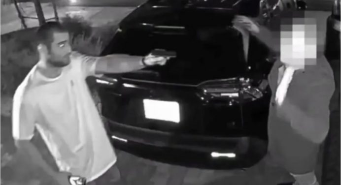 Sean Strickland aponta arma para suspeito de invadir sua casa em Las Vegas; veja