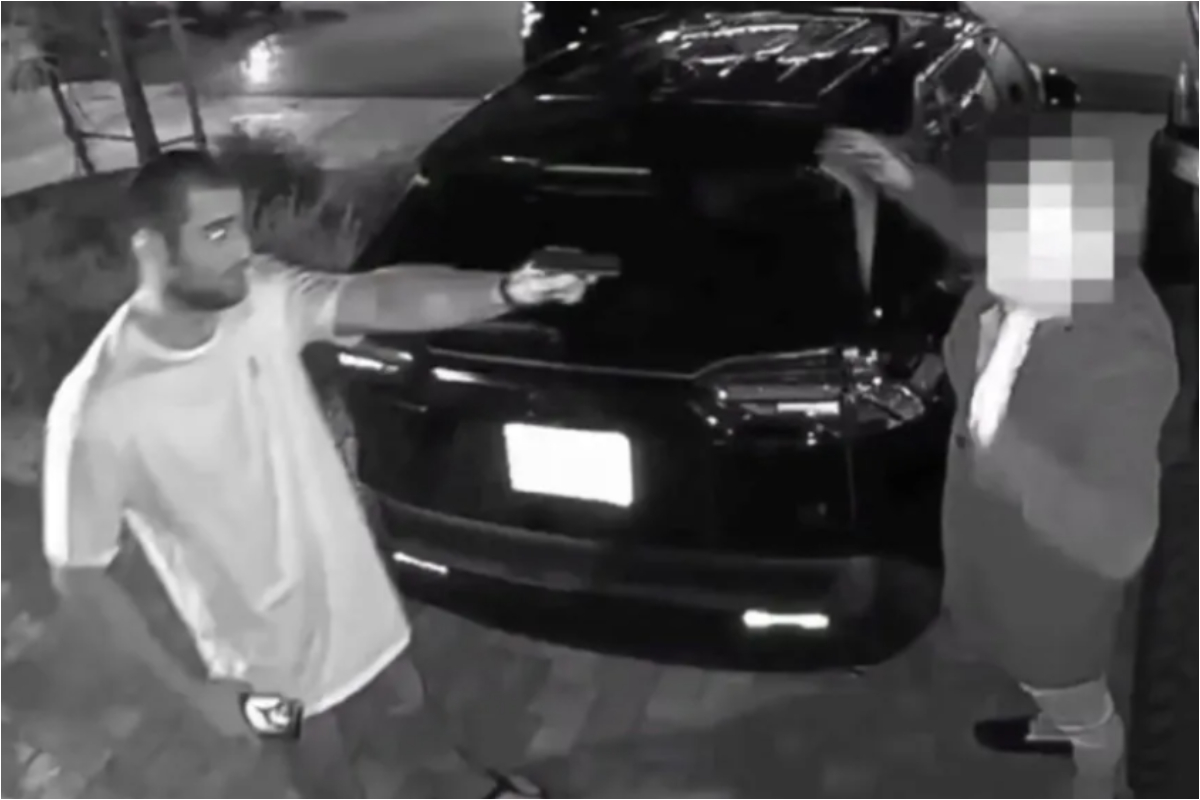 Sean Strickland aponta arma para suspeito de invadir sua casa em Las Vegas; veja