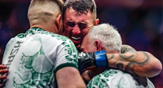 Pai de Tom Aspinall atualiza estado do campeão após dedada no olho: “A situação não é boa”