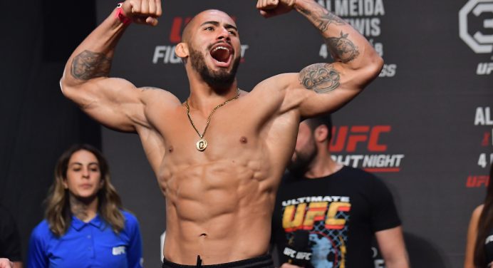 Invicto! Vitor Petrino mira rival ranqueado após terceira vitória no UFC