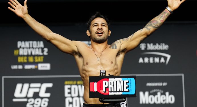 Ex-campeão do UFC, Demetrious Johnson rasga elogios a Alexandre Pantoja: “Pacote completo”