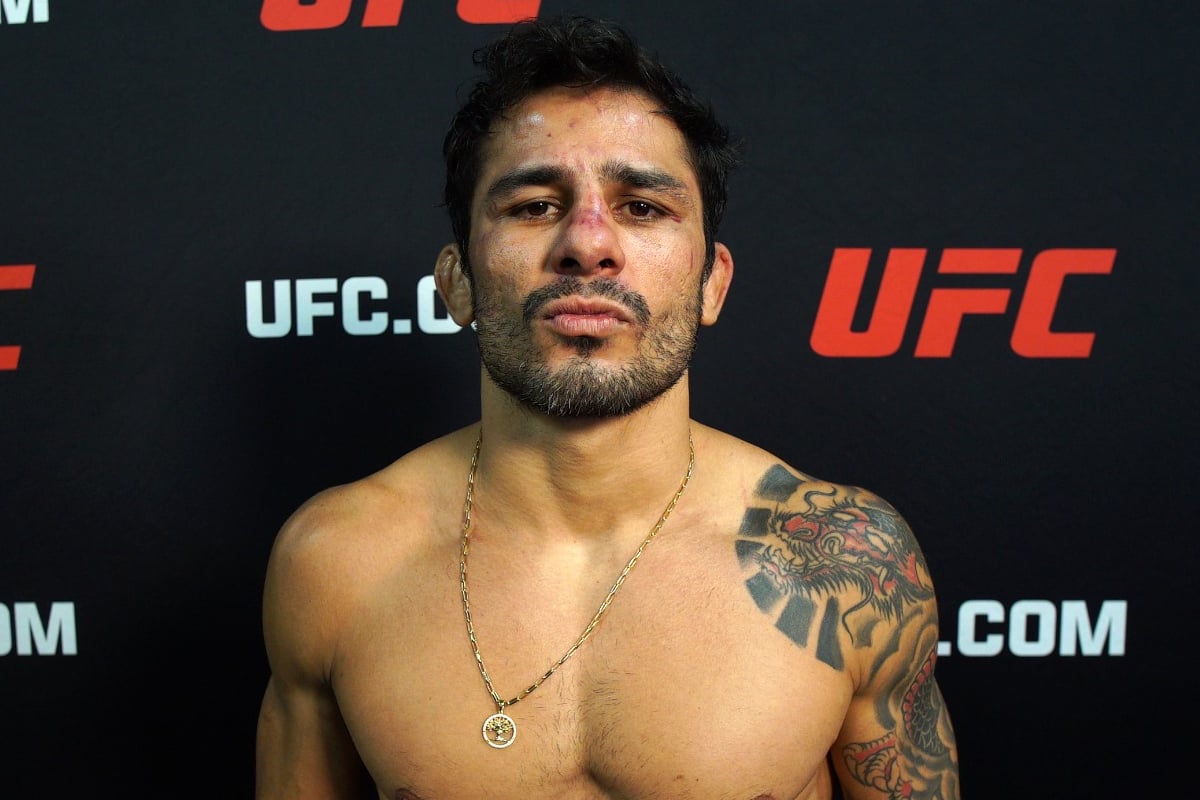 Alexandre Pantoja posa para foto após defender seu título no UFC 296.