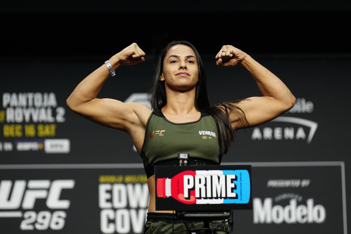 Ariane Lipski na pesagem cerimonial do UFC 296.