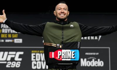 Colby Covington sorri na balança da pesagem cerimonial do UFC 296.