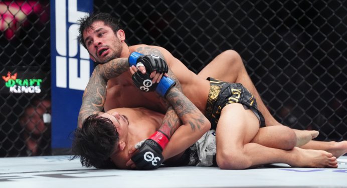 Alexandre Pantoja faz luta tática e defende título peso-mosca do UFC