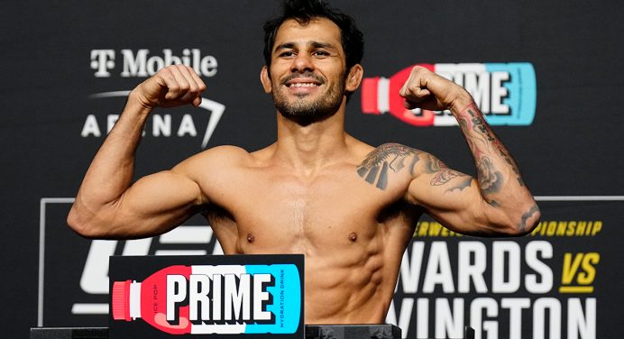 Alexandre Pantoja vence fácil a balança e confirma sua 1º defesa de cinturão do UFC