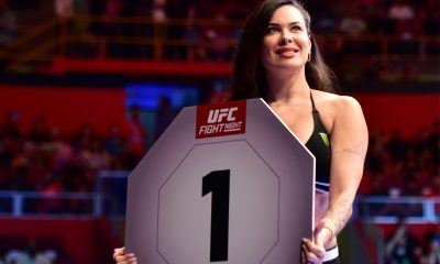 Camila Oliveira segura a placa indicando o round 1 de uma luta do UFC SP