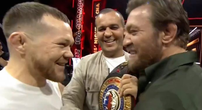 Conor McGregor rouba a cena em evento de boxe em Dubai; veja