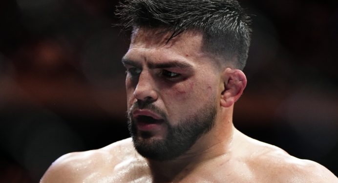 Gastelum sofre com grappling de Brady e é finalizado em retorno aos meio-médios do UFC
