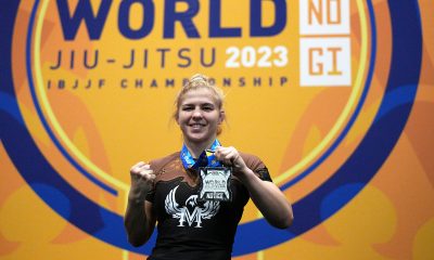 Miranda Maverick posa para fotos após conquistar a medalha de prata no mundial de jiu-jitsu