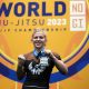 Miranda Maverick posa para fotos após conquistar a medalha de prata no mundial de jiu-jitsu