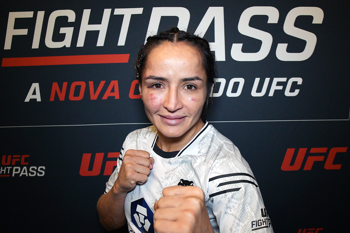 Talita Alencar posa para fotos após conceder entrevista depois de sua vitória no UFC Vegas 83
