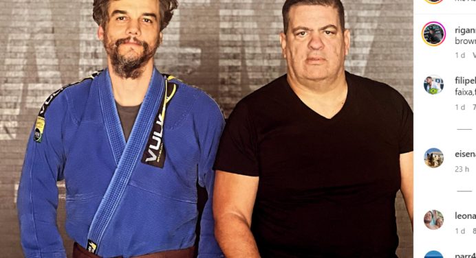 Ator Wagner Moura recebe a faixa-marrom de jiu-jitsu nos EUA