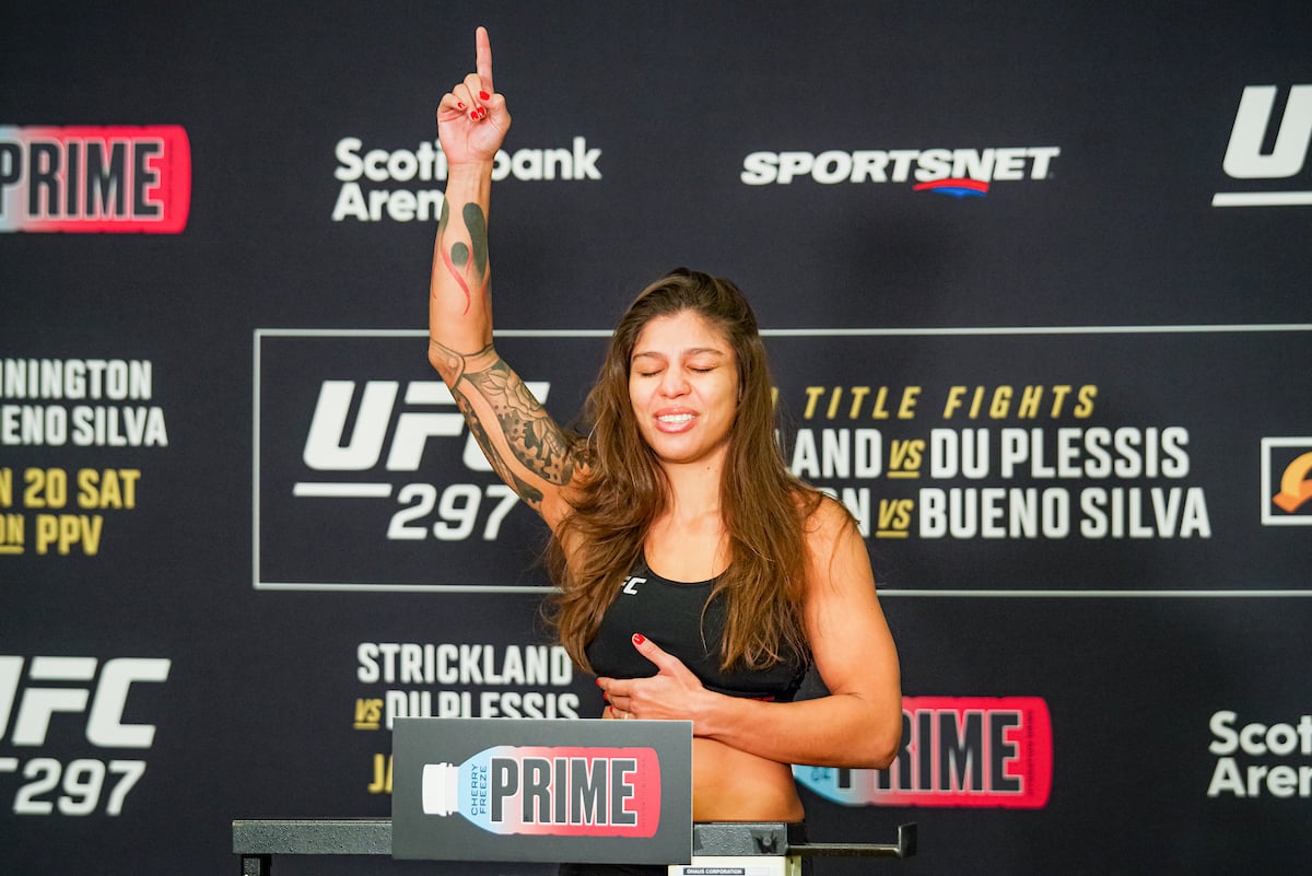 Mayra Sheetara comemora após bater o peso para o UFC 297.