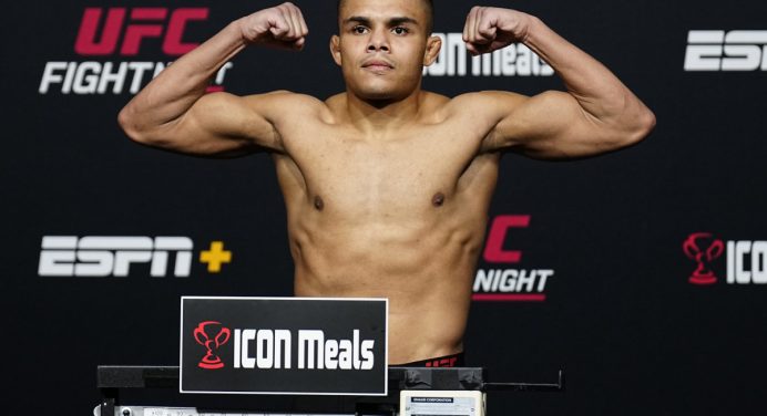 Mesmo derrotado, Nikolas Motta embolsa R$ 550 mil de bônus no UFC Baku