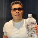 Paulo Borrachinha posa com a garrafa de 'secret juice'.