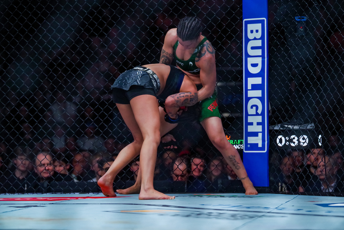 Mayra Sheetara engaja na luta agarrada com Raquel Pennington no UFC 297.