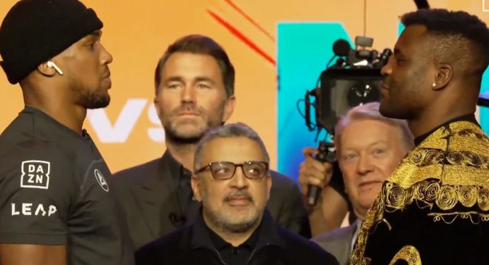 Francis Ngannou e Anthony Joshua fazem primeira encarada antes de luta de boxe; veja