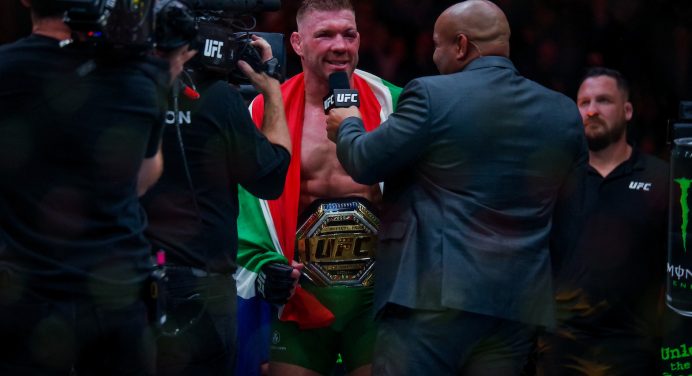 Campeão do UFC, Dricus du Plessis é recebido com festa em aeroporto da África do Sul; veja