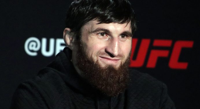 Ankalaev promete ignorar quedas em possível luta contra Poatan no UFC