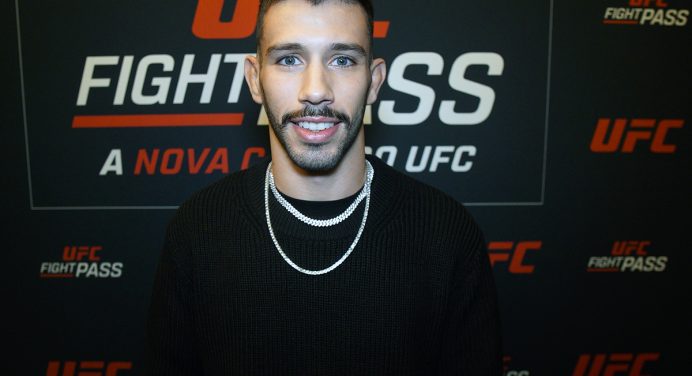 Matheus Nicolau enfrenta ex-desafiante ao cinturão dos moscas do UFC em abril