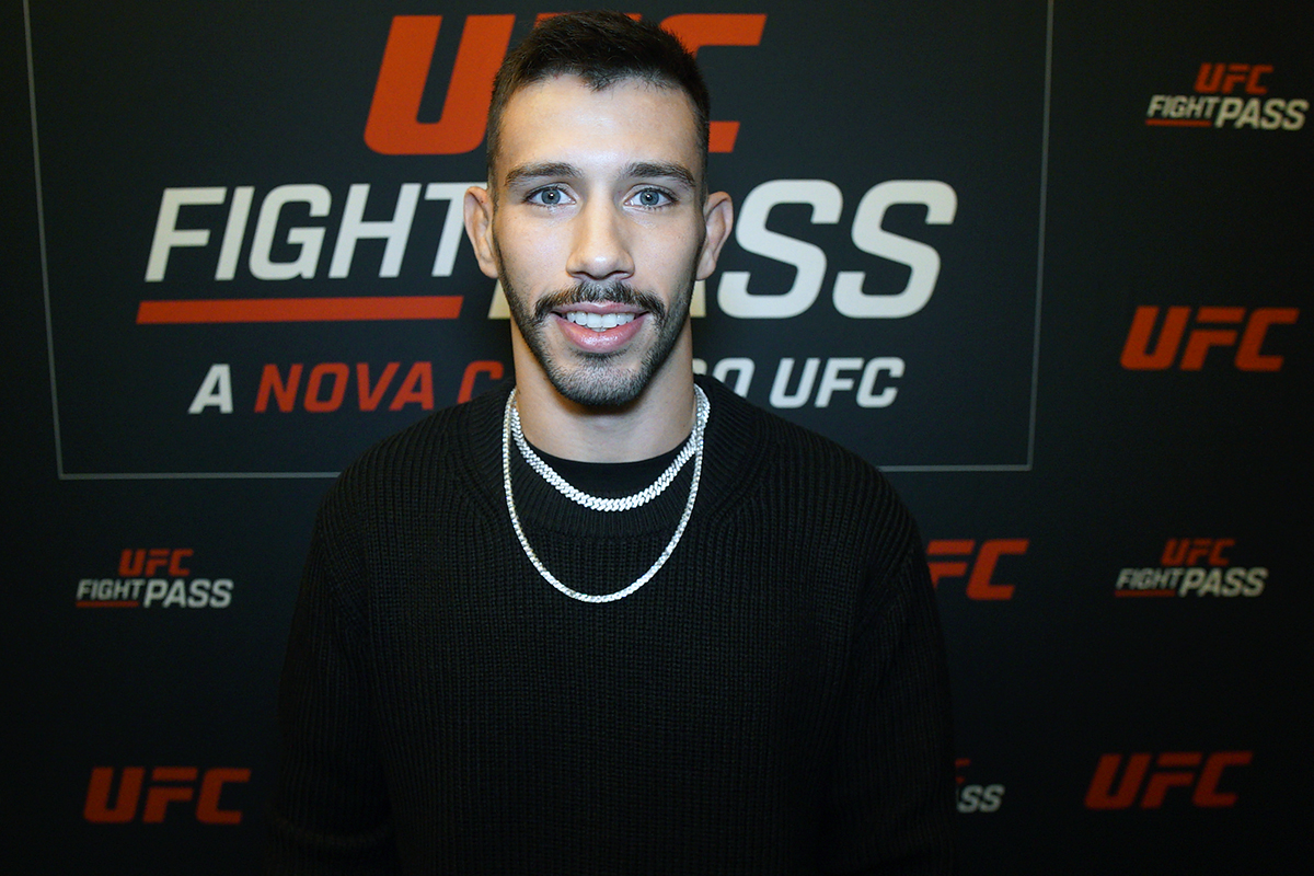 Matheus Nicolau posa para fotos após conversar com a reportagem da Ag Fight no UFC Apex