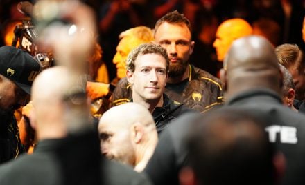 O bilionário Mark Zuckerberg esteve no corner de Alexander Volkanovski no UFC 298.