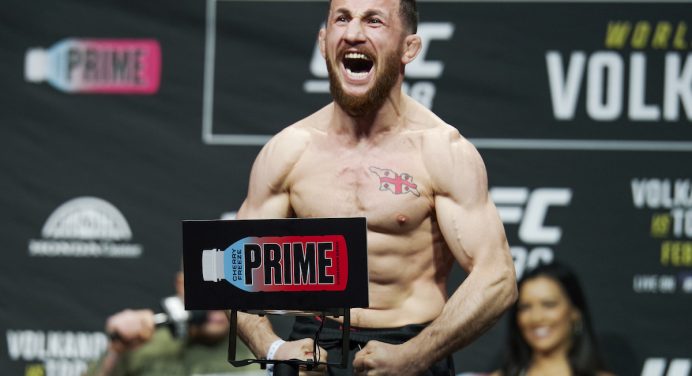 UFC 316: Campeões batem o peso e confirmam disputas de título; brasileira ‘explode’ a balança