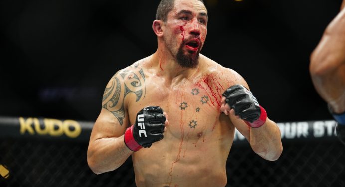 Empresário revela que Whittaker passou por cirurgia antes do UFC Arábia Saudita