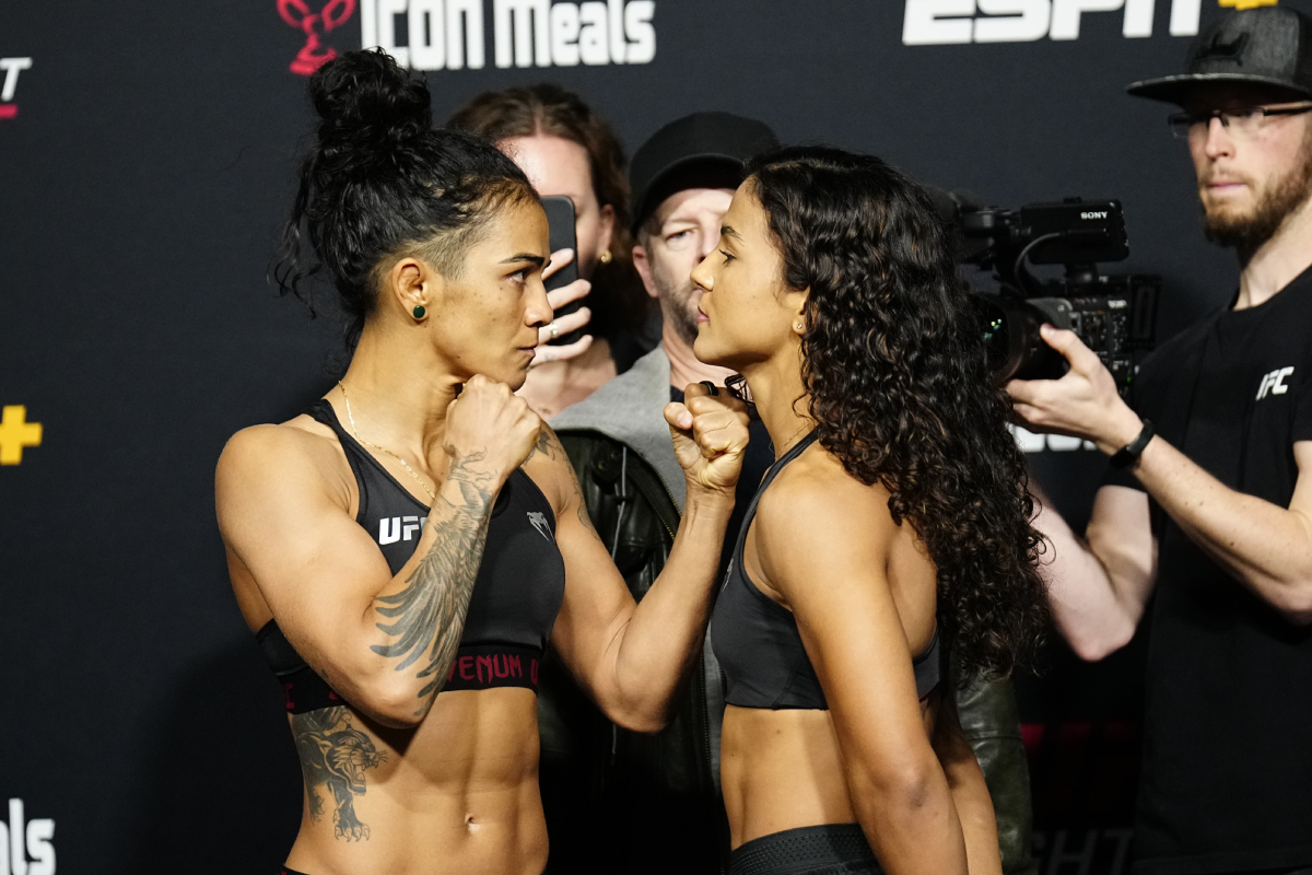Viviane Araújo (à esquerda) e Natália Silva fazem a tradicional encarada antes do UFC Vegas 85.