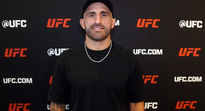 Volkanovski se coloca à disposição para atuar no UFC 300 após defesa de título