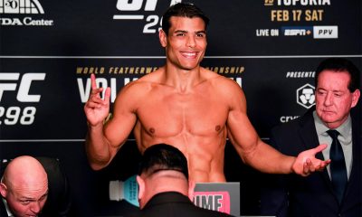 Paulo Borrachinha posa para fotos após se pesar para o UFC 298