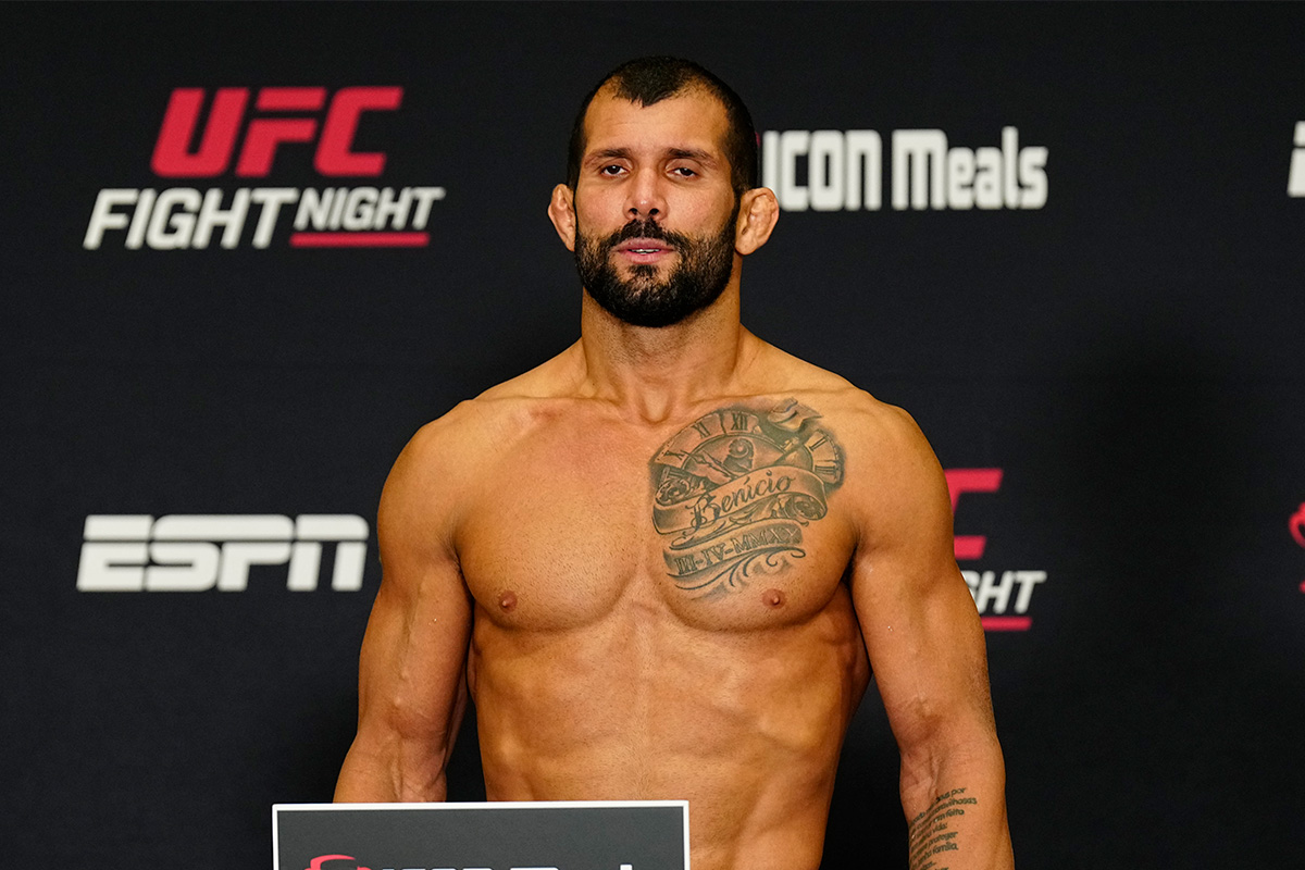 Rodolfo Vieira posa para fotos após bater o peso para o UFC Vegas 86