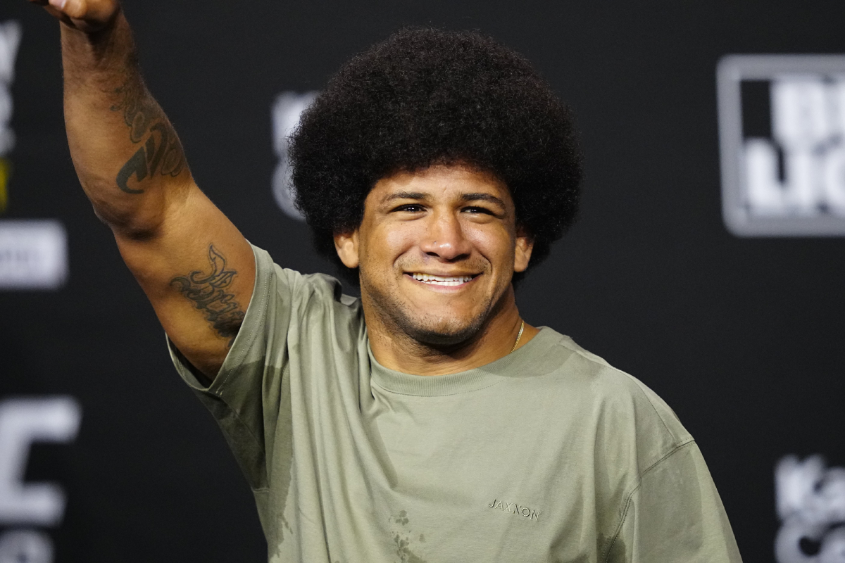 Gilbert Durinho na coletiva de imprensa do UFC 299.