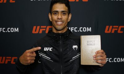 Jafel Filho posa com a Bíblia após sua vitória no UFC Vegas 88.