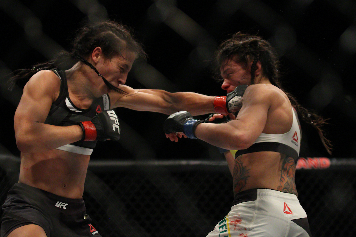 Joanna Jedrzejczyk e CláudIa Gadelha duelam no UFC, em 2016.