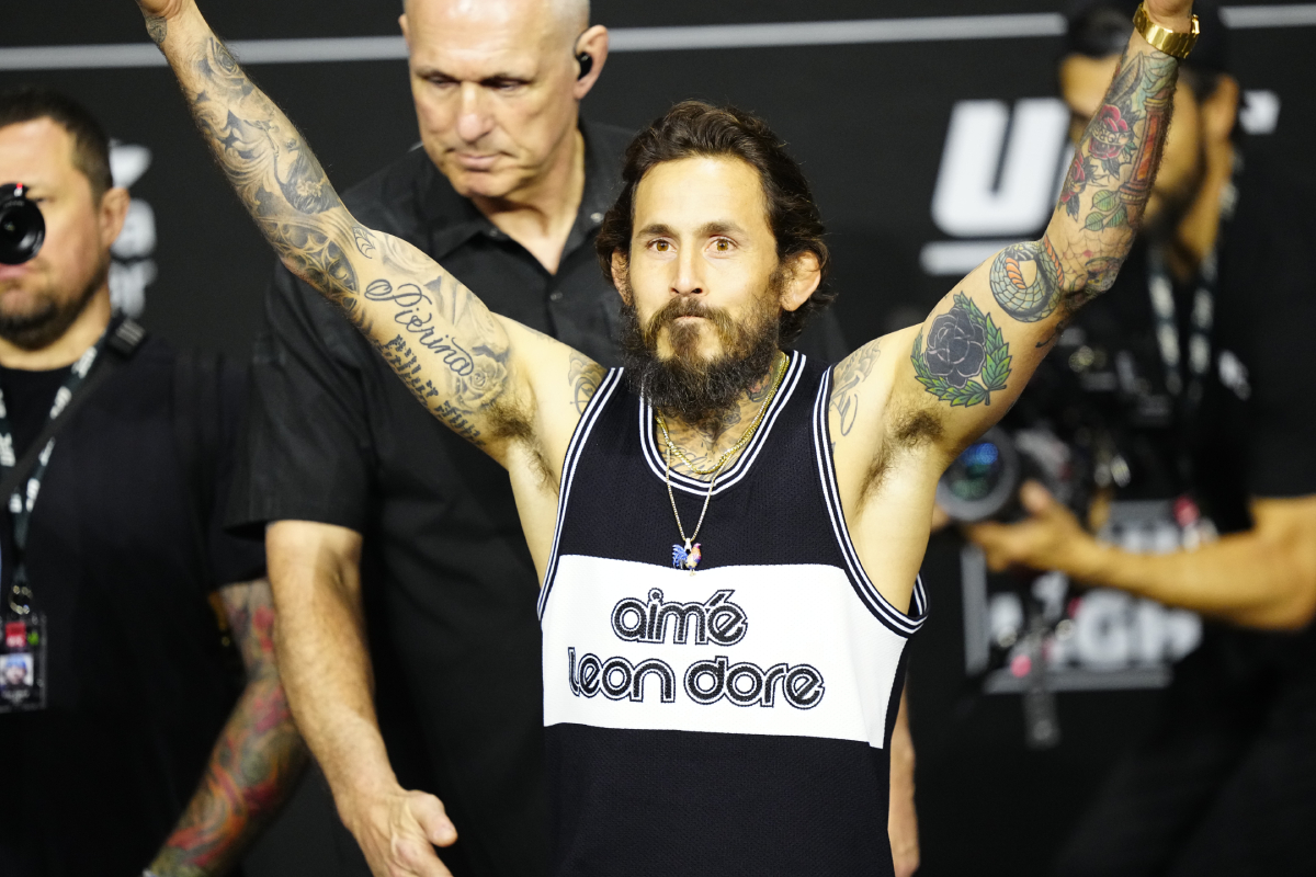 Marlon Vera na coletiva de imprensa do UFC 299.