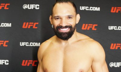 Michel Pereira posa para foto após vencer sua luta no UFC 299.