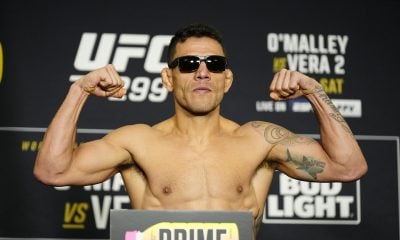 Rafael dos Anjos na pesagem oficial do UFC 299.