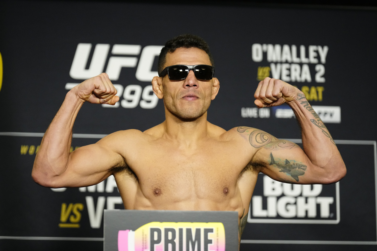 Rafael dos Anjos na pesagem oficial do UFC 299.