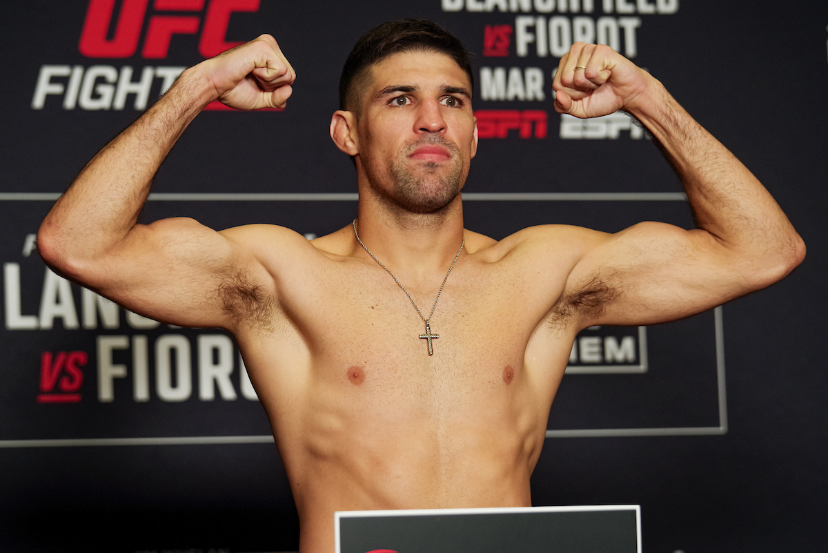 Vicente Luque posa na balança da pesagem oficial do UFC Atlantic City.