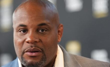 Ex-campeão do UFC, Daniel Cormier integra o Hall da Fama da organização e atua como comentarista